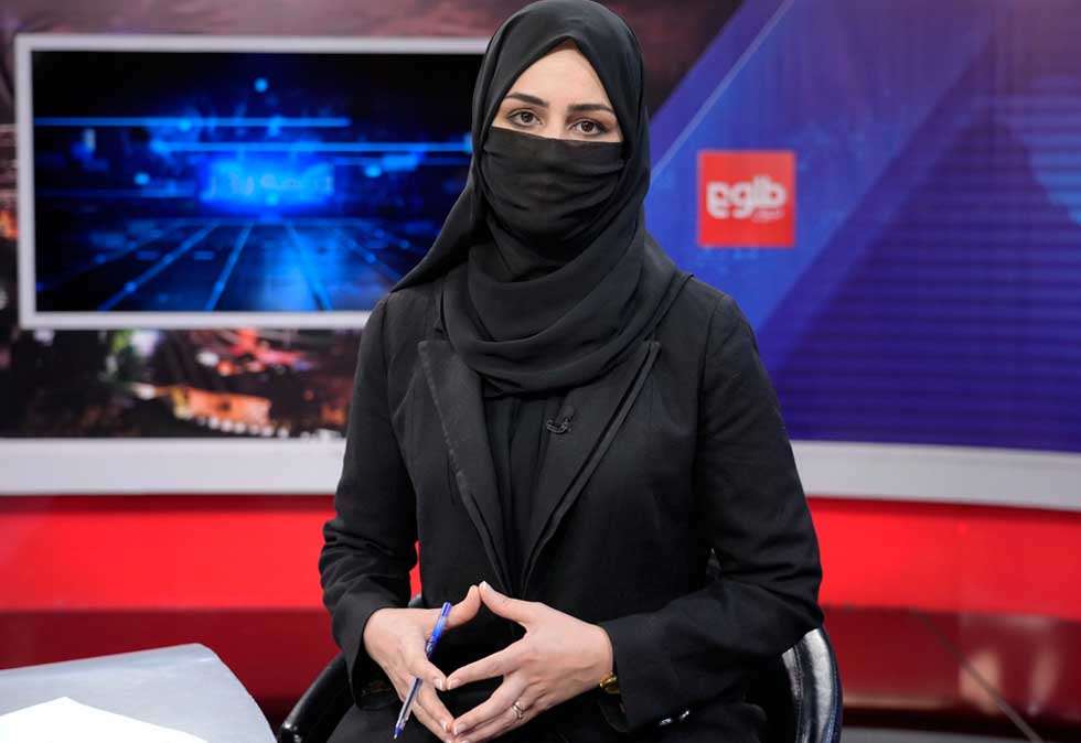Afghanske nyhetsankere dekket til ansiktet på TV: - I dag har de tvunget en maske på oss